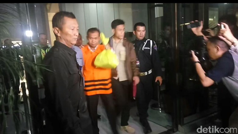 KPK Tahan Tiga Tersangka Suap Sapi-Kambing KPK Tahan Tiga Tersangka Suap Sapi-Kambing
