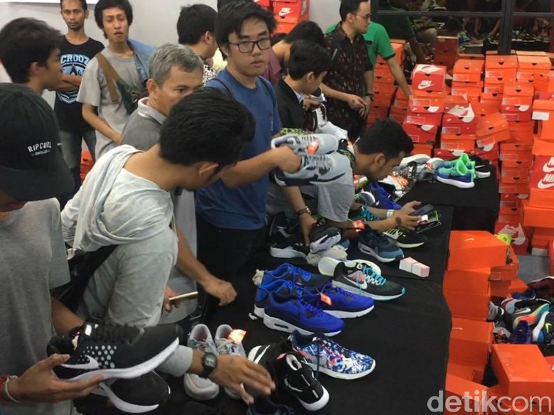 Diskon Sepatu di GI, Sri Mulyani Antre hingga 3 Jam Diskon Sepatu di GI, Sri Mulyani Antre hingga 3 Jam