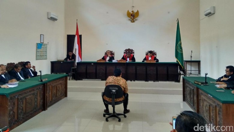 Dimas Kanjeng Divonis 2 Tahun Bui di Kasus Penipuan Dimas Kanjeng Divonis 2 Tahun Bui di Kasus Penipuan