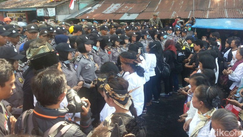 Masyarakat Sunda Wiwitan Gagalkan Eksekusi Tanah Adat di Kuningan Masyarakat Sunda Wiwitan Gagalkan Eksekusi Tanah Adat di Kuningan