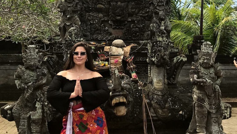 Ashley Graham yang sedang liburan di Bali (TheAshleyGraham/Instagram) Ashley Graham yang sedang liburan di Bali (TheAshleyGraham/Instagram)