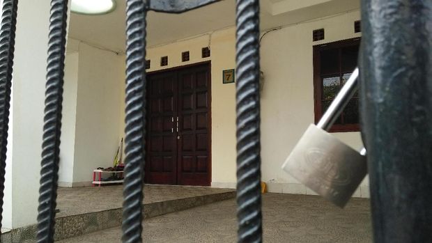 Pintu pagar Dirjen Hubla juga digembok.
