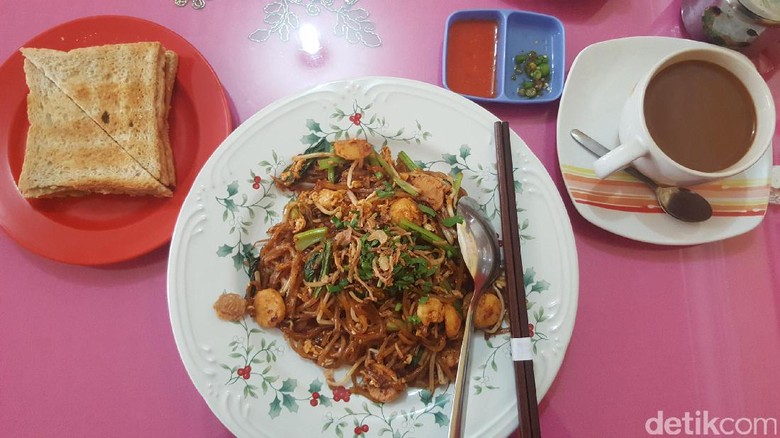 Roti kaya, mie sagu dan kopi susu lezat (Fitraya/detikTravel) Roti kaya, mie sagu dan kopi susu lezat (Fitraya/detikTravel)