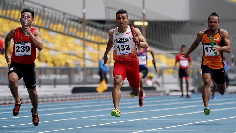 Tim Lari Estafet 4x100 Putra Raih Perak dan Pecah Rekornas di Bukit Jalil Tim Lari Estafet 4x100 Putra Raih Perak dan Pecah Rekornas di Bukit Jalil