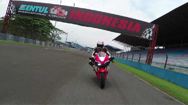AHM Ajak Pemenang Kompetisi Jajal Motor Versi Jalanan Marc Marquez AHM Ajak Pemenang Kompetisi Jajal Motor Versi Jalanan Marc Marquez