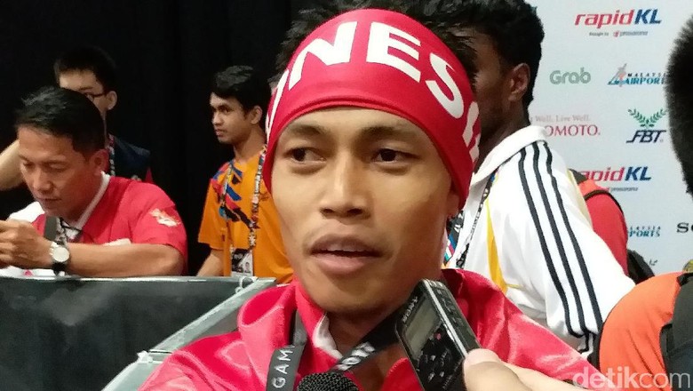 Surahmat Sumbangkan Perak dari Angkat Besi untuk Indonesia Surahmat Sumbangkan Perak dari Angkat Besi untuk Indonesia