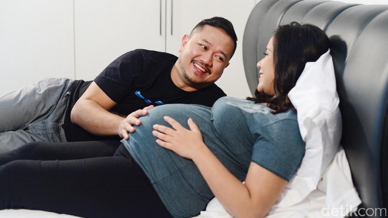 Ilustrasi ibu hamil dan suami/ Foto: Ari Saputra Ilustrasi ibu hamil dan suami/ Foto: Ari Saputra