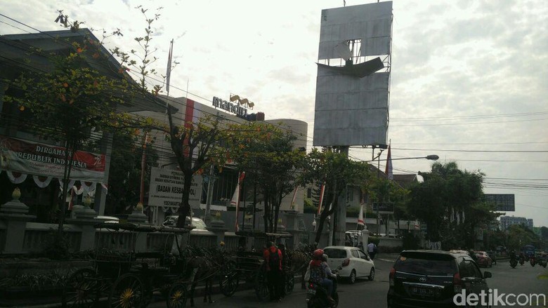 Terkelupas, Papan Baliho Dekat Tugu Yogya Membahayakan Warga Terkelupas, Papan Baliho Dekat Tugu Yogya Membahayakan Warga