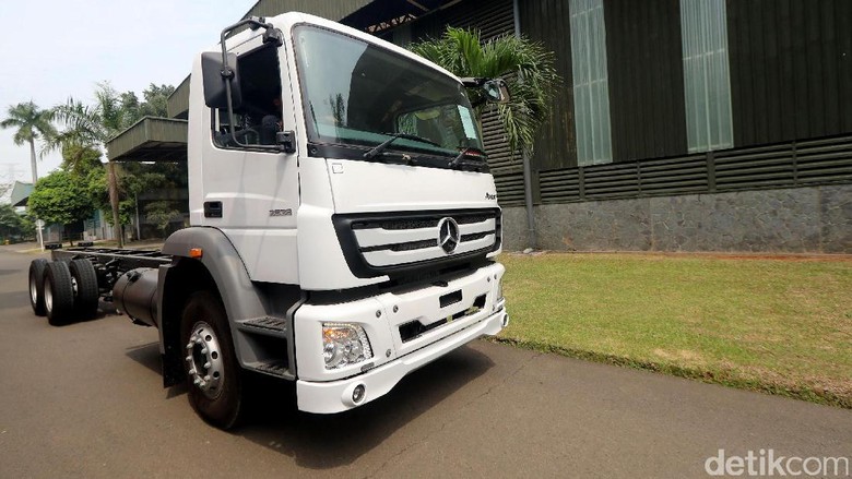 Mercy Targetkan Jual 450 Truk Rakitan Indonesia Mercy Targetkan Jual 450 Truk Rakitan Indonesia