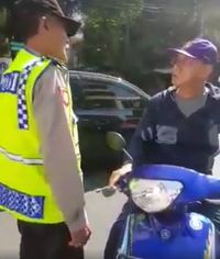 Aksinya Saat Setop Pengendara Lawan Arus Viral, Ini Cerita Polisi Tua