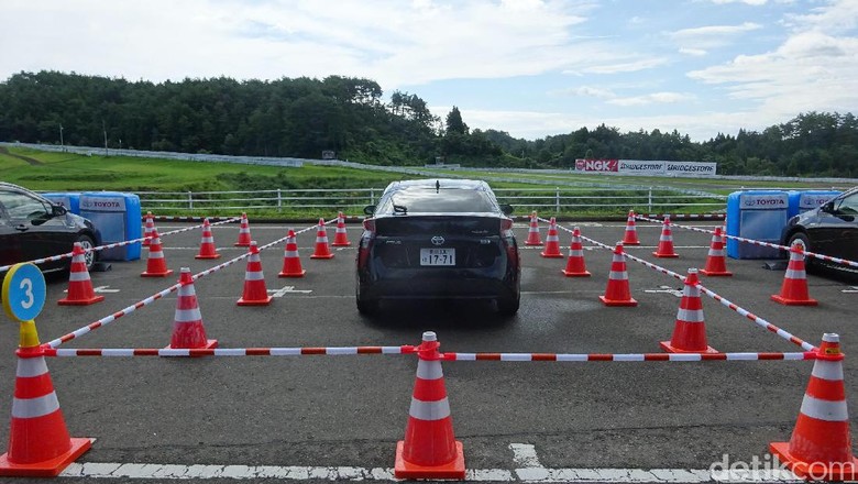 Toyota Klaim Bisa Kurangi Tabrak Belakang Sampai 90% Toyota Klaim Bisa Kurangi Tabrak Belakang Sampai 90%