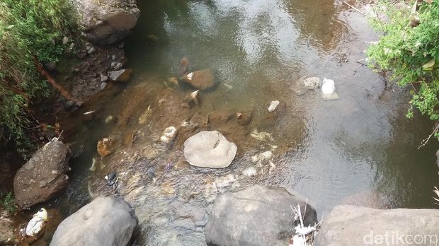 Sungai di Wonosobo yang penuh sampah /