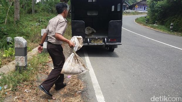 Petugas mengangkut sampah dari Sungai Bogowonto / 