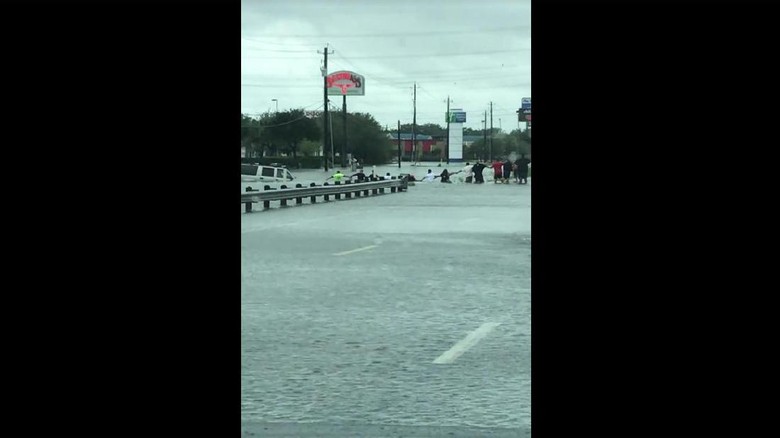 Mengharukan, Rantai Manusia di Texas Selamatkan Kakek dari Banjir Mengharukan, Rantai Manusia di Texas Selamatkan Kakek dari Banjir