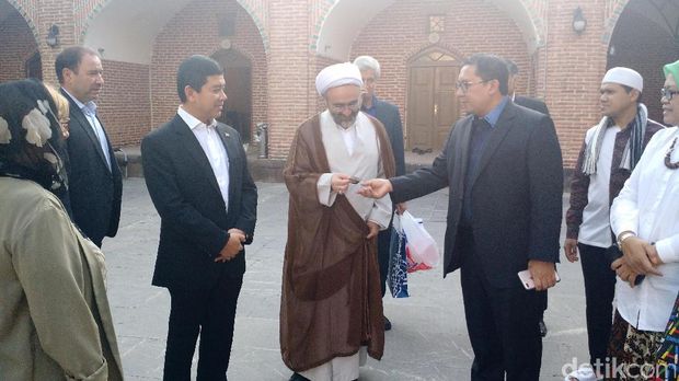 Wakil Ketua DPR Fadli Zon mengunjungi Blue Mosque di Yerevan, Armenia.