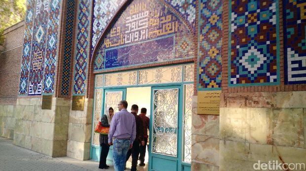 Wakil Ketua DPR Fadli Zon mengunjungi Blue Mosque di Yerevan, Armenia.