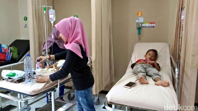 33 Warga Cicurug Diduga Keracunan Usai Santap Sate Kambing Kurban 33 Warga Cicurug Diduga Keracunan Usai Santap Sate Kambing Kurban