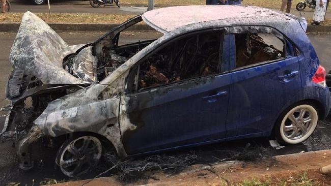 10 Faktor Penyebab Mobil Terbakar 10 Faktor Penyebab Mobil Terbakar