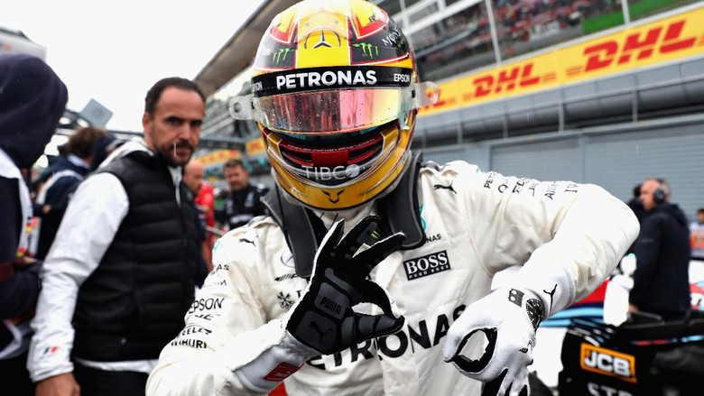 Hamilton Patahkan Rekor Pole Milik Schumacher Hamilton Patahkan Rekor Pole Milik Schumacher