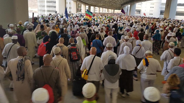 Foto: Jemaah haji memasuki kompleks Jamarat. (Triono S/detikcom). Foto: Jemaah haji memasuki kompleks Jamarat. (Triono S/detikcom).