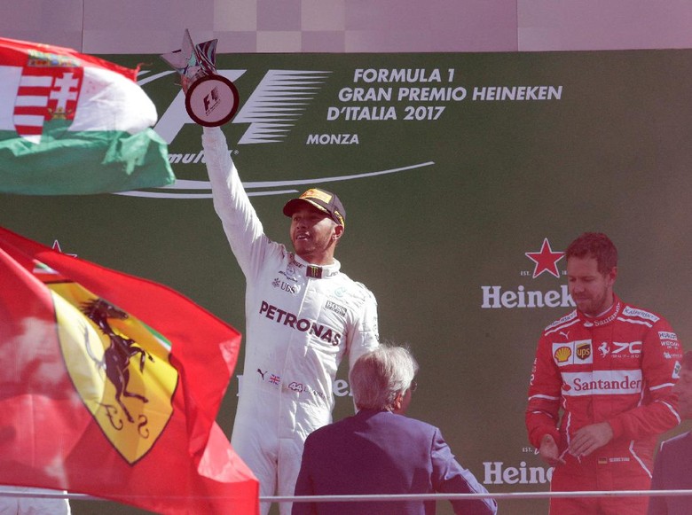 Hamilton Menikmati Peran Antagonis di Monza Hamilton Menikmati Peran Antagonis di Monza