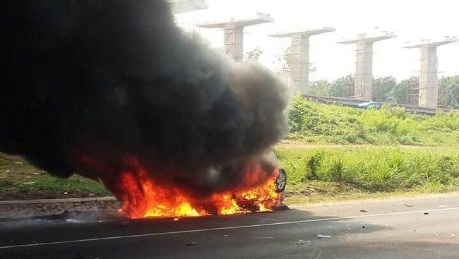 Cegah Mobil Terbakar, Jangan Tinggalkan 5 Benda Ini di Mobil Cegah Mobil Terbakar, Jangan Tinggalkan 5 Benda Ini di Mobil