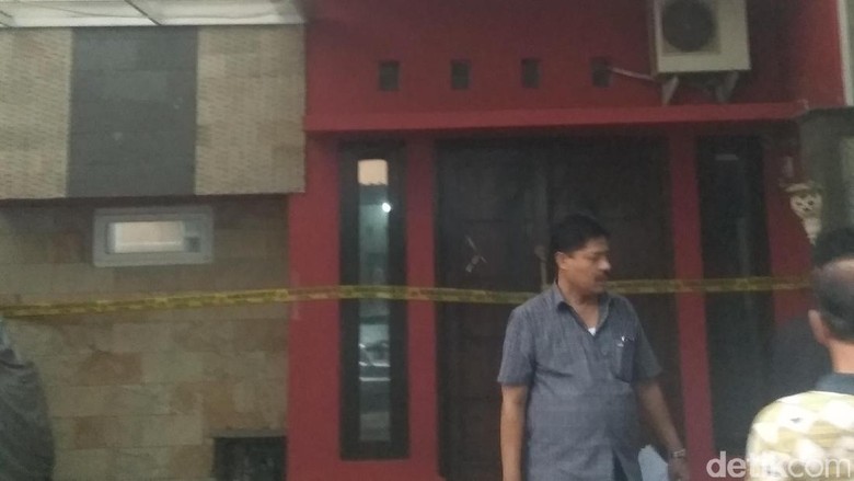 Rumah Adik Bos First Travel di Depok Sudah Setahun Tidak Dihuni Rumah Adik Bos First Travel di Depok Sudah Setahun Tidak Dihuni