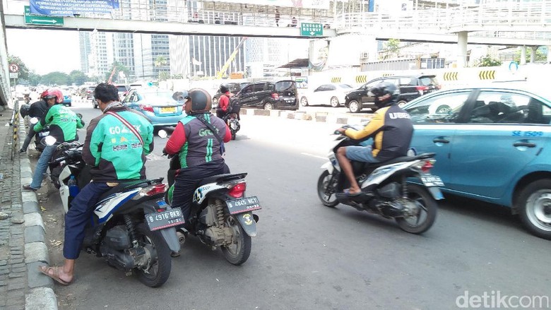 Rasa Syukur Pemotor di Sudirman Usai Uji Larangan Motor Batal Rasa Syukur Pemotor di Sudirman Usai Uji Larangan Motor Batal