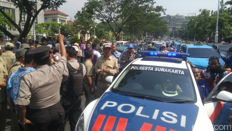 Massa Aksi Sopir Taksi di Semarang Hadang Mobil, Polisi Turun Tangan Massa Aksi Sopir Taksi di Semarang Hadang Mobil, Polisi Turun Tangan