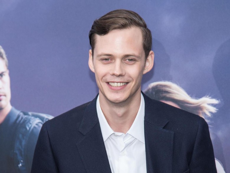 Gaji Lebih Besar dari Sang Ibunda, Bill Skarsgard Merasa Bersalah Gaji Lebih Besar dari Sang Ibunda, Bill Skarsgard Merasa Bersalah