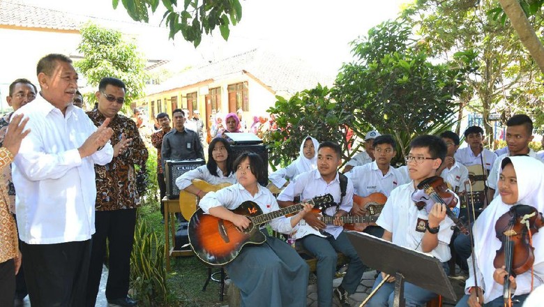 Jabar Butuh 5.000 Ruang Kelas Baru untuk SMA/SMK Jabar Butuh 5.000 Ruang Kelas Baru untuk SMA/SMK