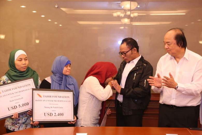 12 TKI yang Gajinya Tak Dibayar Dapat Bantuan Rp 1,4 M 12 TKI yang Gajinya Tak Dibayar Dapat Bantuan Rp 1,4 M