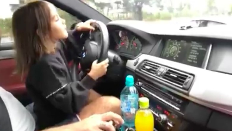 Gadis Kecil Ini Kegirangan Mengendarai BMW M5 Gadis Kecil Ini Kegirangan Mengendarai BMW M5