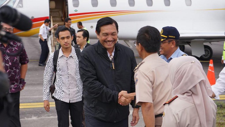 Naik Jet Pribadi dari Singapura, Luhut Jajal Bandara Silangit Naik Jet Pribadi dari Singapura, Luhut Jajal Bandara Silangit