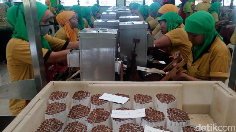 Paguyuban Pelinting Rokok Tolak Kenaikan Cukai Tahun Depan Paguyuban Pelinting Rokok Tolak Kenaikan Cukai Tahun Depan