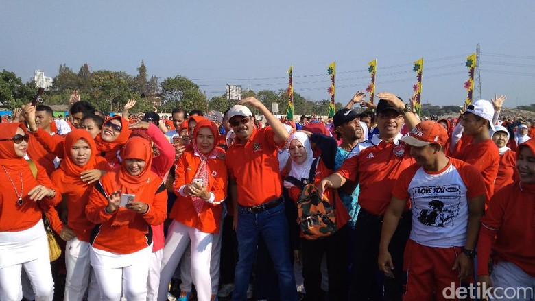 Saat Djarot Senam Sebelum Groundbreaking Club House di Stadion BMW Saat Djarot Senam Sebelum Groundbreaking Club House di Stadion BMW