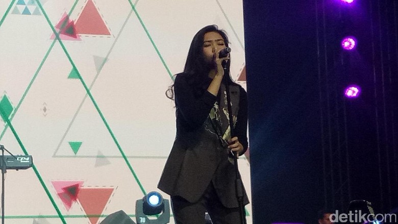 Penampilan Isyana Sarasvati Bikin Penonton Ikut Nyanyi Bareng Penampilan Isyana Sarasvati Bikin Penonton Ikut Nyanyi Bareng