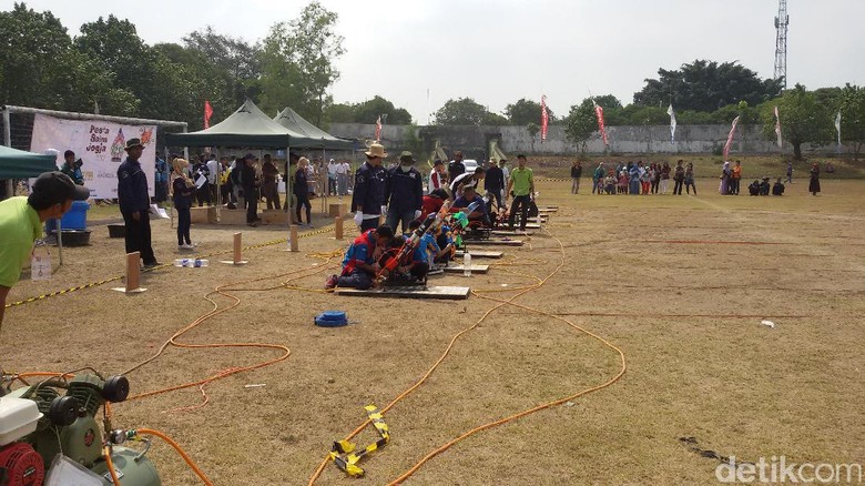 Serunya Para Siswa Utak-atik Roket Air yang Dikonteskan Yogyakarta Serunya Para Siswa Utak-atik Roket Air yang Dikonteskan Yogyakarta