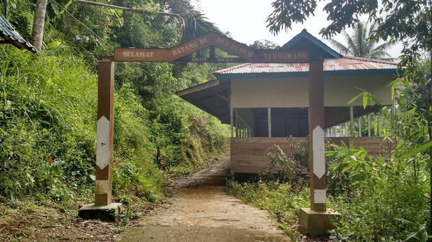 Gapura menuju Desa Suruh Tembawang.