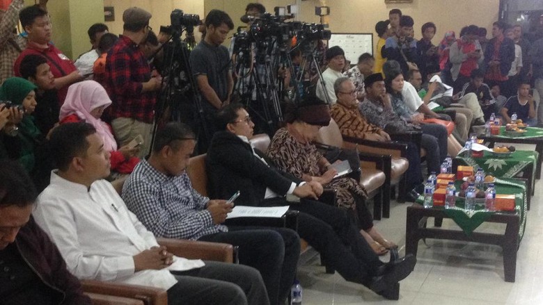 Wamenlu dan Fadli Zon Hadir di Acara Puisi untuk Rohingya Wamenlu dan Fadli Zon Hadir di Acara Puisi untuk Rohingya