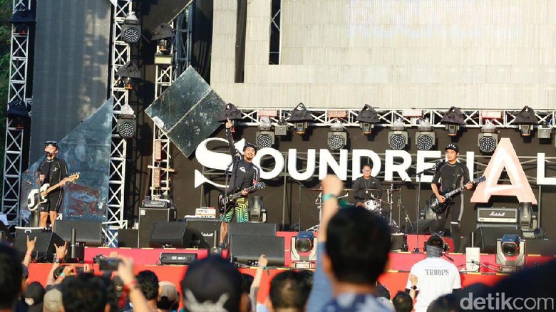 Rocket Rockers Dedikasikan Penampilan untuk Chester Bennington Rocket Rockers Dedikasikan Penampilan untuk Chester Bennington