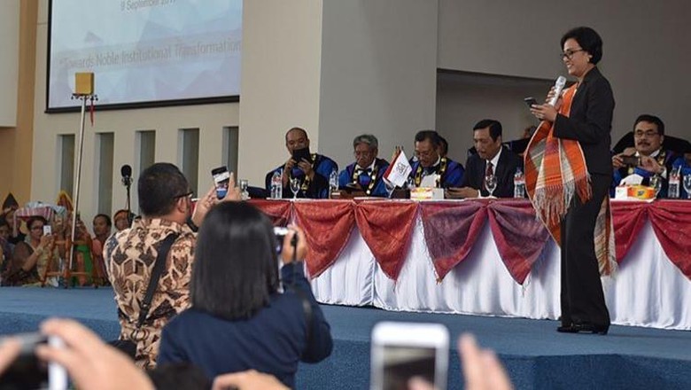 Pakai Ulos, Sri Mulyani Nyanyikan Lagu Sai Anju Ma Au Pakai Ulos, Sri Mulyani Nyanyikan Lagu Sai Anju Ma Au