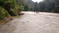 Sungai Sekayam di Suruh Tembawang, jadi transportasi menuju Entikong, apalagi bila jalan Paralel Perbatasan sedang rusak oleh air hujan 