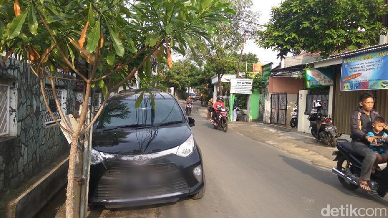 Pengakuan Rusmanto yang Tiap Hari Parkir Mobil di Bahu Jalan Pengakuan Rusmanto yang Tiap Hari Parkir Mobil di Bahu Jalan