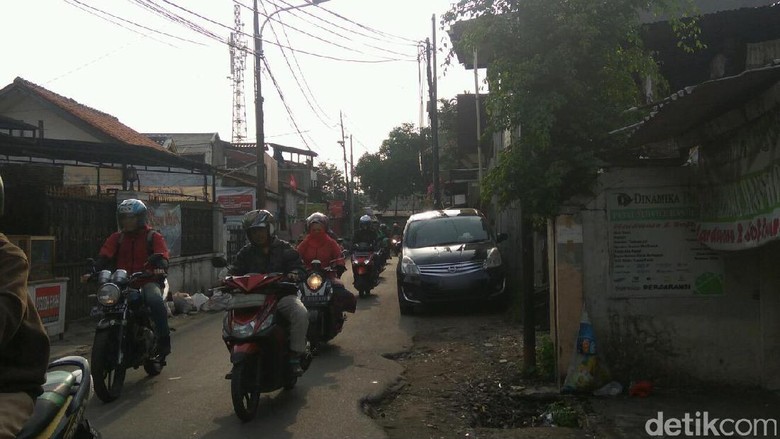 Pemilik Mobil Ini Ngotot Merasa Parkir di Bahu Jalan Tak Bikin Macet Pemilik Mobil Ini Ngotot Merasa Parkir di Bahu Jalan Tak Bikin Macet