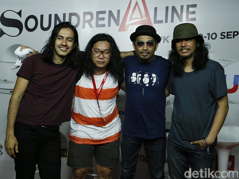 Glenn Fredly Melayang Bersama Kelompok Penerbang Roket Glenn Fredly Melayang Bersama Kelompok Penerbang Roket