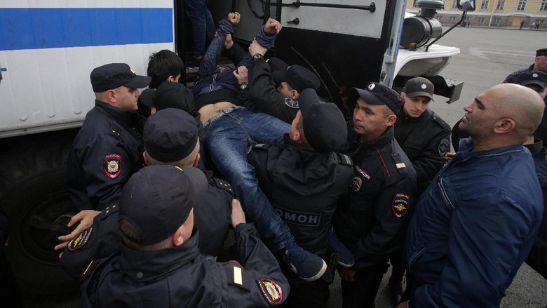 Polisi Rusia Tahan 100 Demonstran Pendukung Rohingya Polisi Rusia Tahan 100 Demonstran Pendukung Rohingya