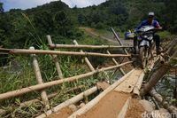 Jembatan bambu dilewati motor.