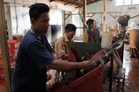 Proses pembuatannya masih semi tradisional (Randy/detikTravel)
