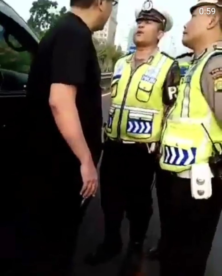 Pengendara Mobil yang Maki Polisi Ogah Tunjukkan Surat Kendaraan Pengendara Mobil yang Maki Polisi Ogah Tunjukkan Surat Kendaraan